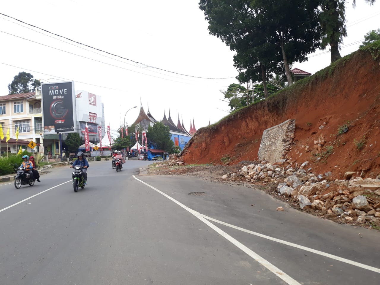  Enam bulan tebing jalan di depan kantor bupati Sijunjung yang amblas di ruas jalan propinsi Tanjung Ampalu - Sijunjung, sampai saat ini masih belum ada tanda tanda perbaikan